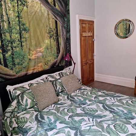 Todmorden Bed & Breakfast - The Toothless Mog Walsden Exterior photo